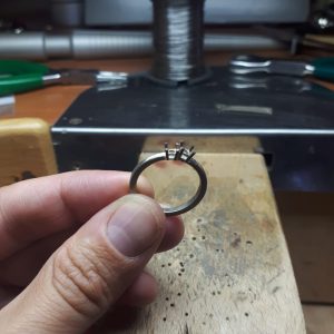 Trabajando-anillos-pipas-atelier